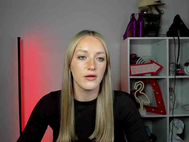 EvelynBlond26 webcam