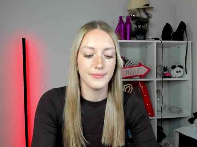 Model: EvelynBlond26