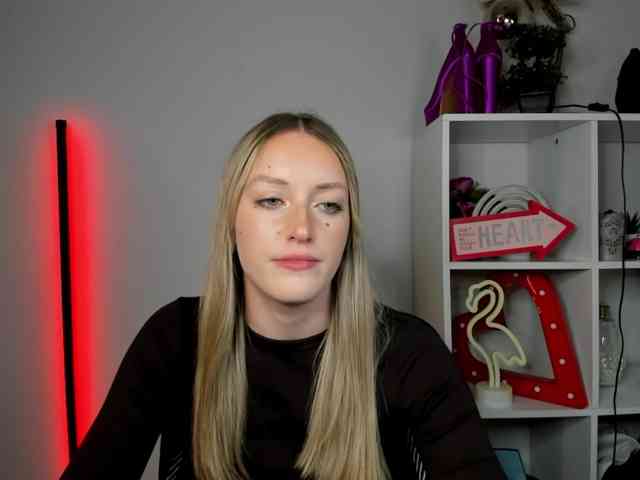 EvelynBlond26 webcam