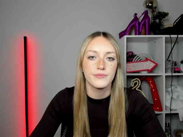 EvelynBlond26 webcam