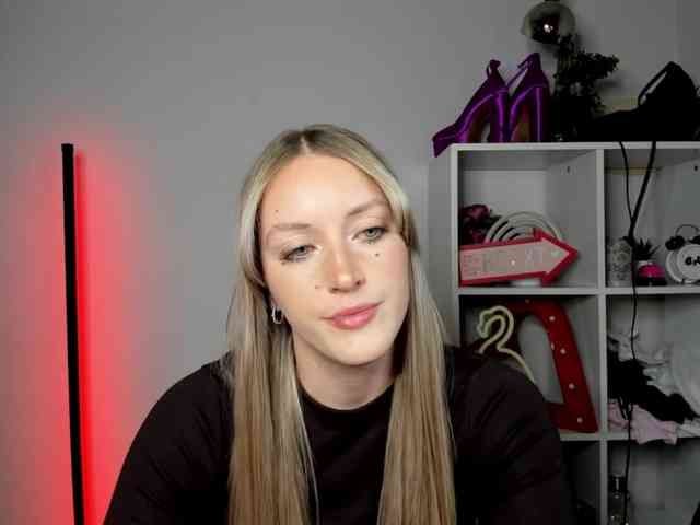 EvelynBlond26 webcam