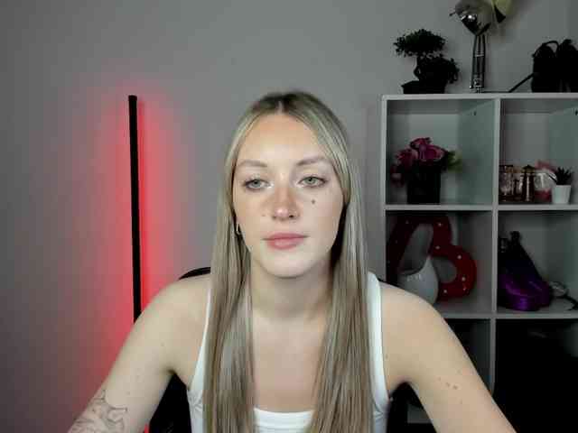 EvelynBlond26 webcam