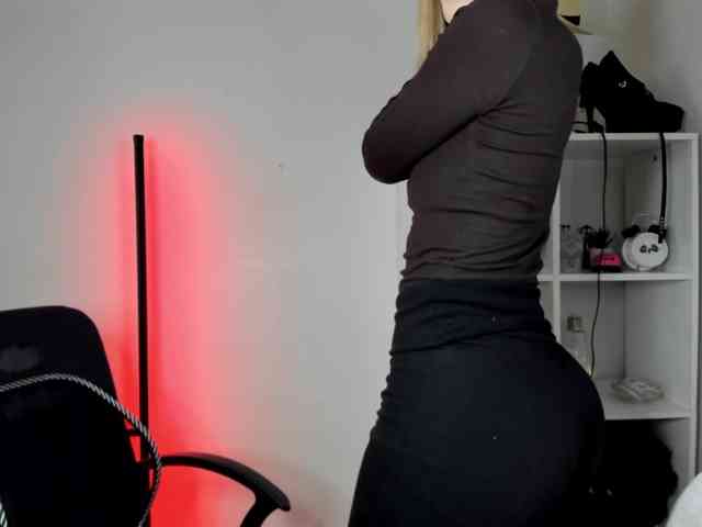 EvelynBlond26 webcam