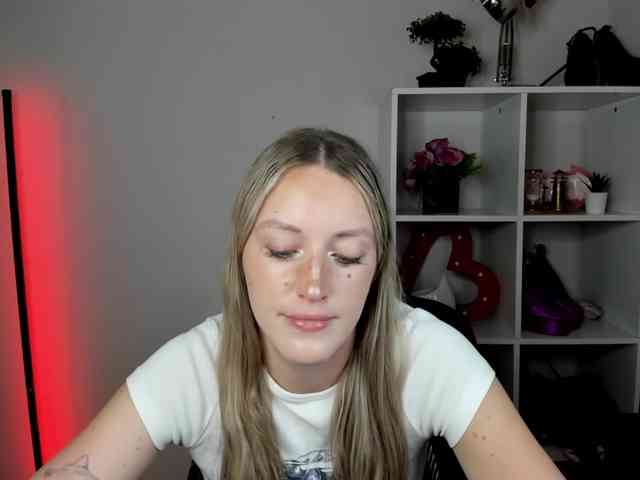 EvelynBlond26 webcam