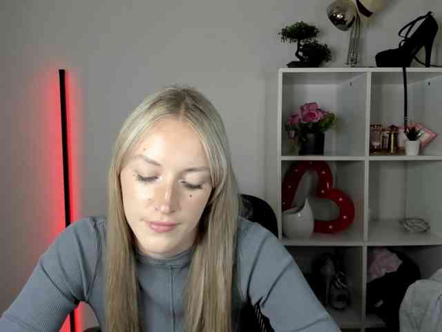 EvelynBlond26 webcam