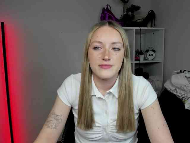 EvelynBlond26 webcam
