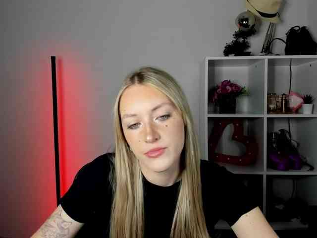 EvelynBlond26 webcam