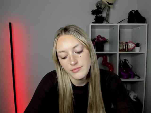 EvelynBlond26 webcam