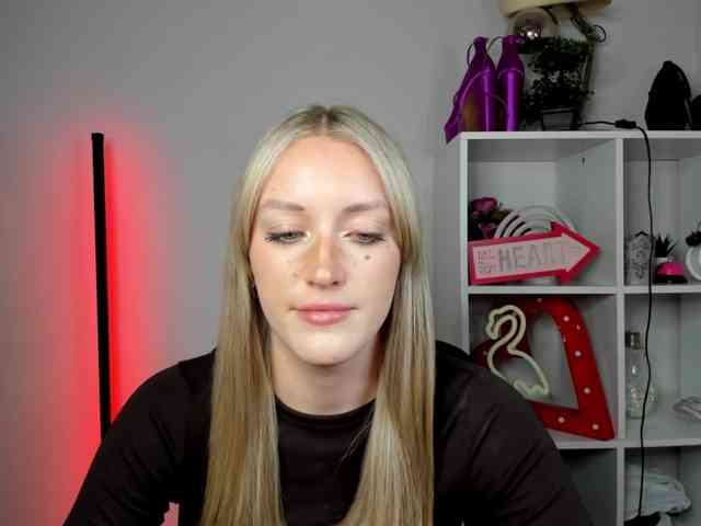 EvelynBlond26 webcam