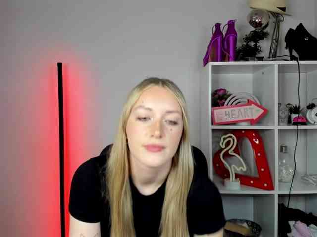 EvelynBlond26 webcam