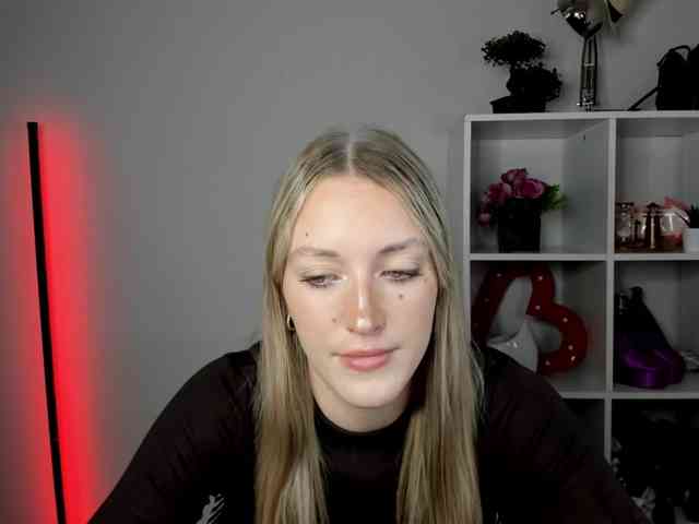 EvelynBlond26 webcam