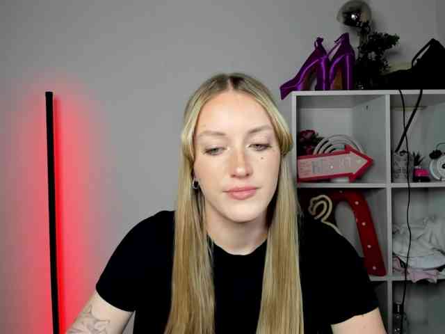 EvelynBlond26 webcam