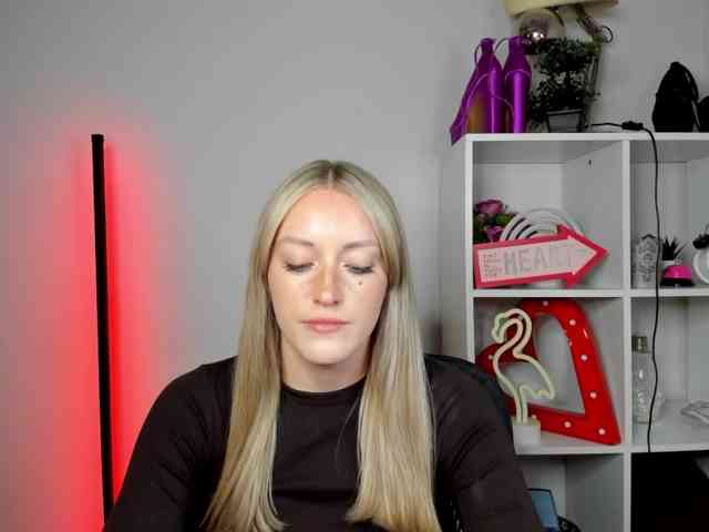 EvelynBlond26 webcam