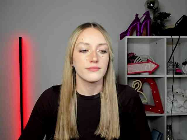 Model: EvelynBlond26