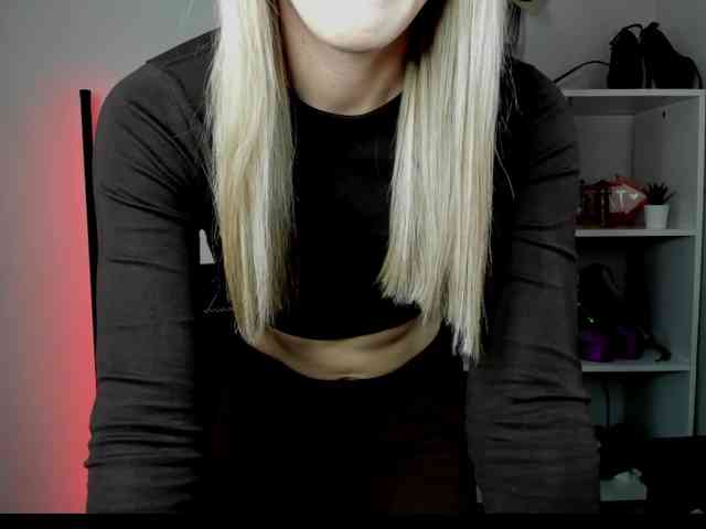 EvelynBlond26 webcam