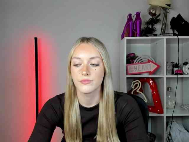 EvelynBlond26 webcam