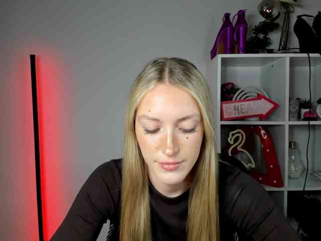 Model: EvelynBlond26