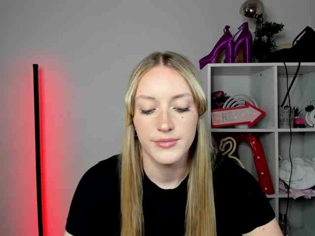 EvelynBlond26 webcam