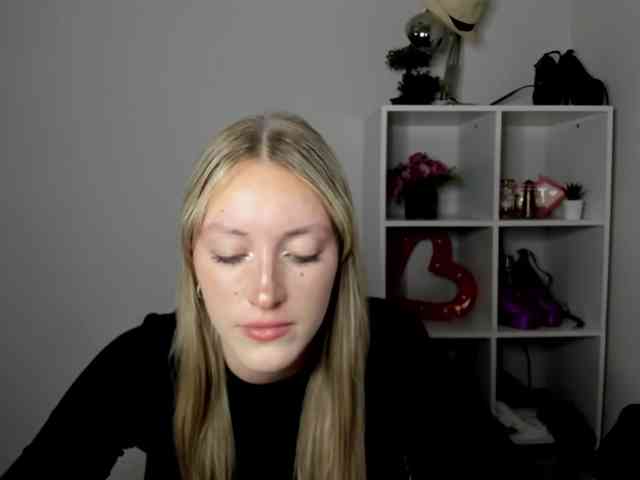 EvelynBlond26 webcam
