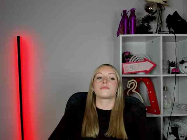 EvelynBlond26 webcam