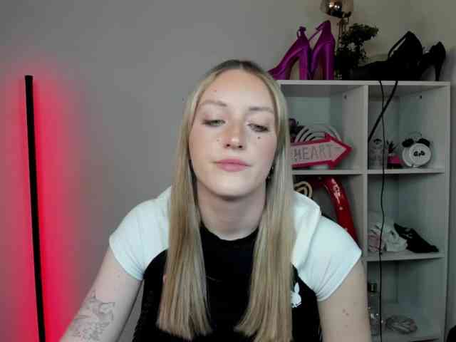 EvelynBlond26 webcam