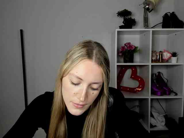 EvelynBlond26 webcam