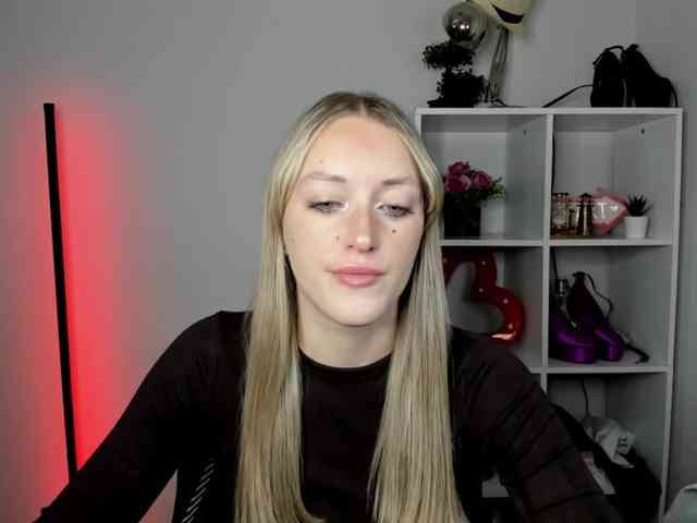 EvelynBlond26 webcam