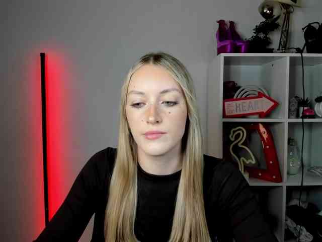 EvelynBlond26 webcam