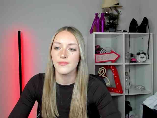 EvelynBlond26 webcam