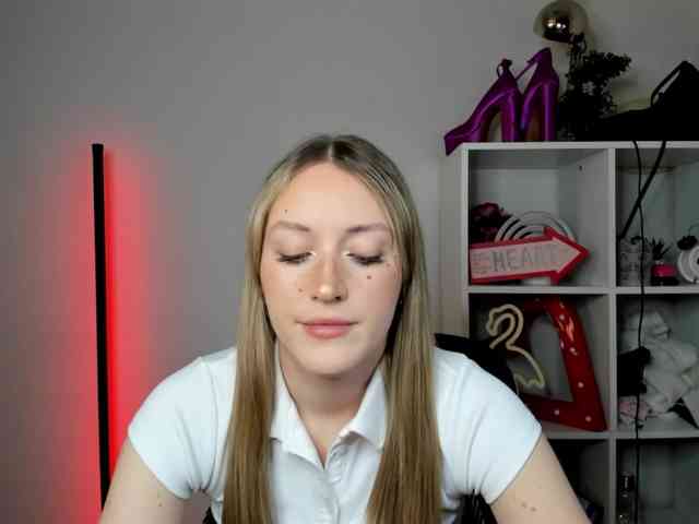 EvelynBlond26 webcam