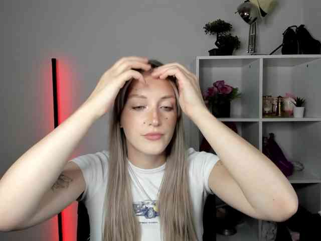 EvelynBlond26 webcam