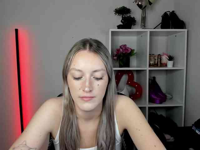 EvelynBlond26 webcam