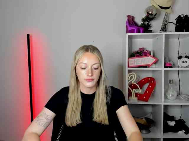 EvelynBlond26 webcam