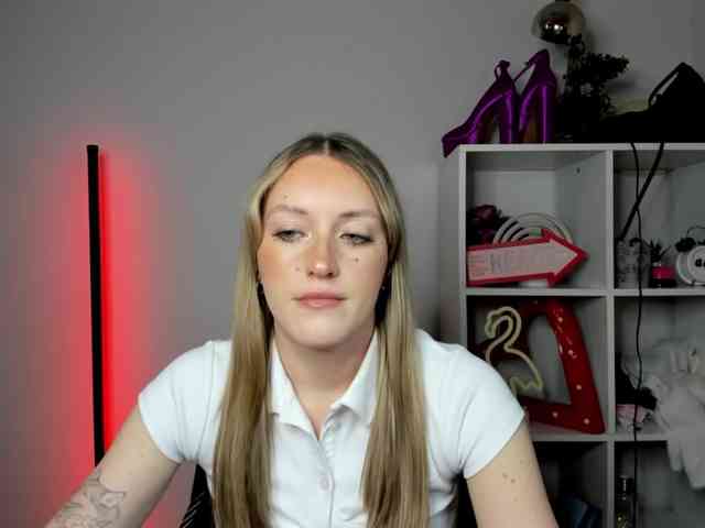 EvelynBlond26 webcam