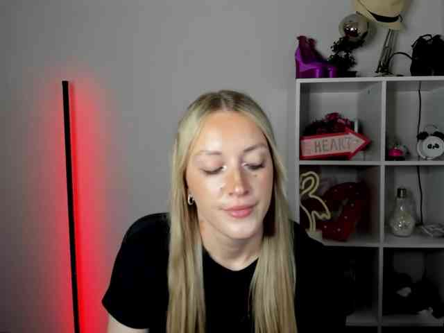 EvelynBlond26 webcam