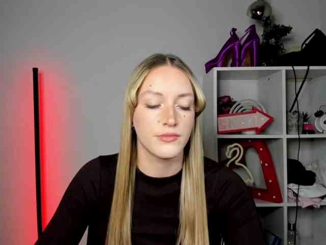 Model: EvelynBlond26