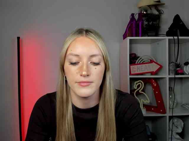 EvelynBlond26 webcam