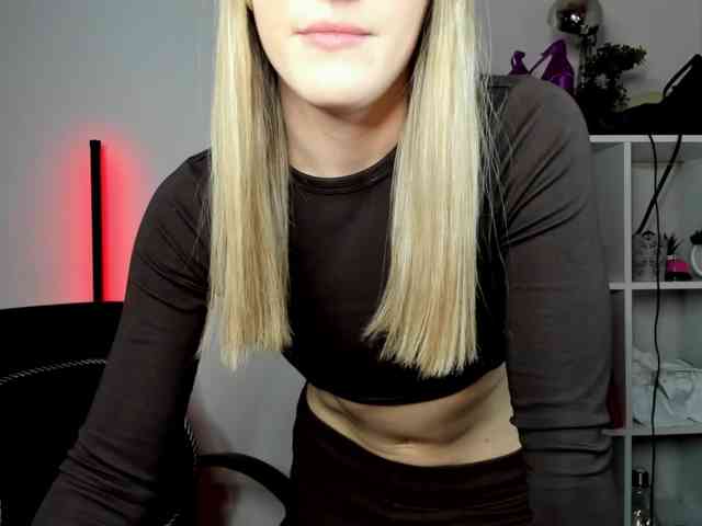 EvelynBlond26 webcam