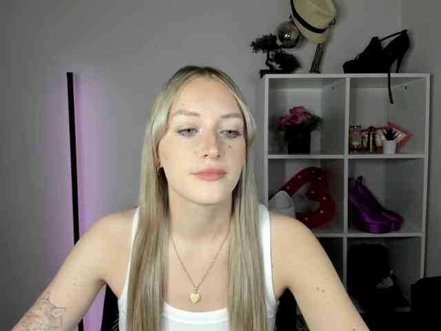 EvelynBlond26 webcam