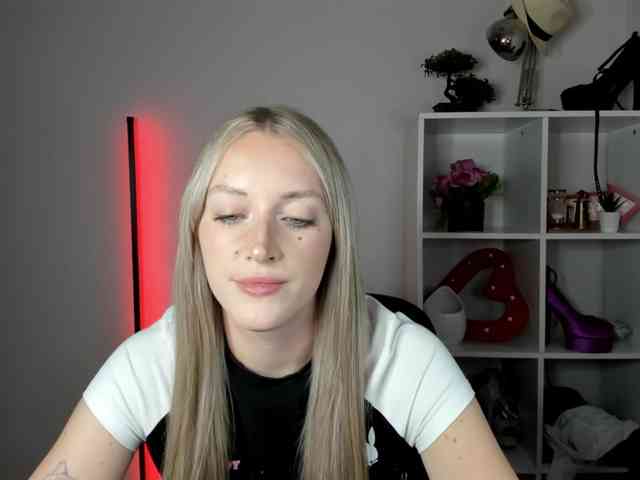 Model: EvelynBlond26
