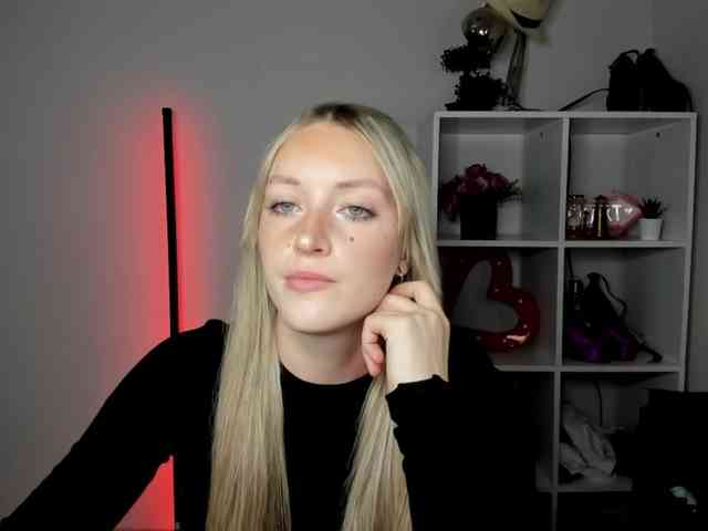 EvelynBlond26 webcam