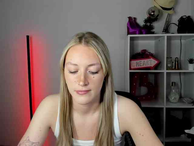 EvelynBlond26 webcam