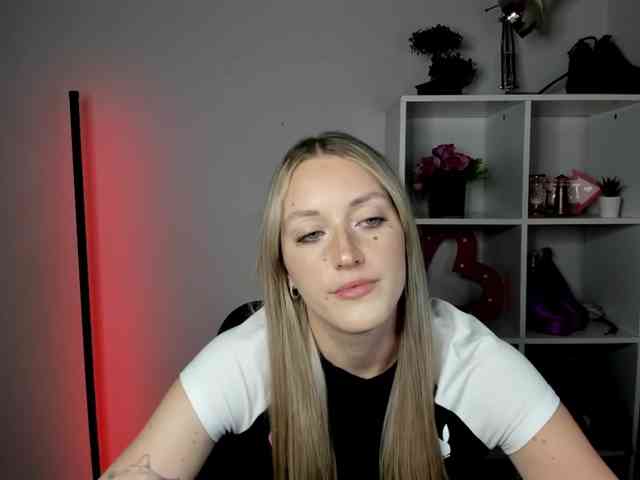 EvelynBlond26 webcam