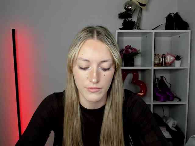 Model: EvelynBlond26