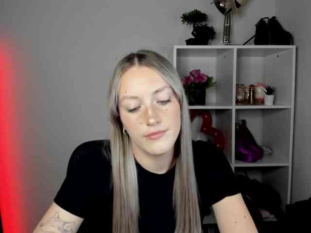 EvelynBlond26 webcam