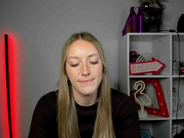 EvelynBlond26 webcam