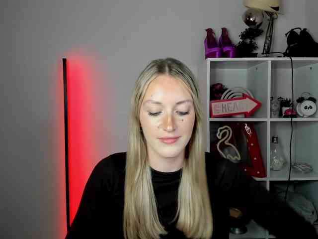 EvelynBlond26 webcam