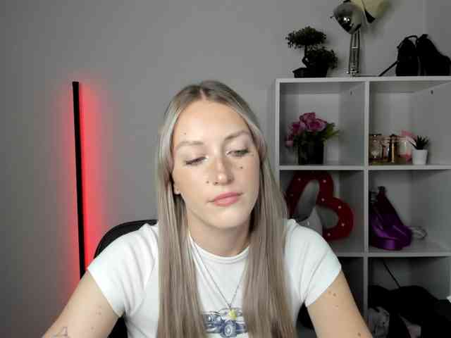 EvelynBlond26 webcam