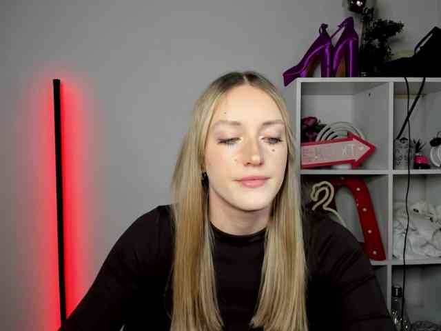 EvelynBlond26 webcam