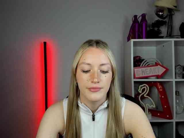 EvelynBlond26